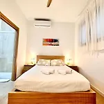 Valentia Modern And Comfortable Beachside Style Βαλένθια