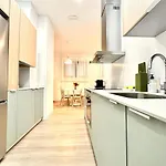 Апартаменты Valentia Modern And Comfortable Beachside Style